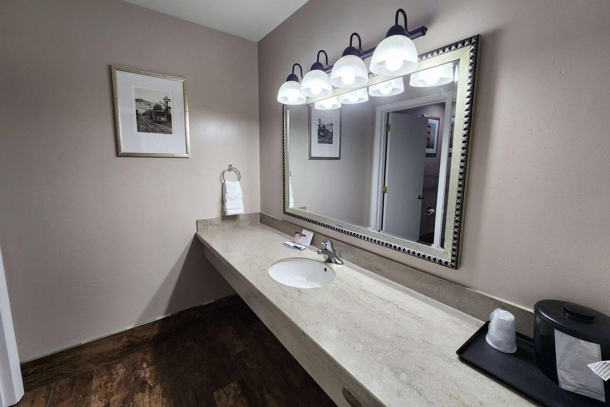 Ramada Bayside Inn & Suites إوريكا، هومبولدت، كاليفورنيا المظهر الخارجي الصورة